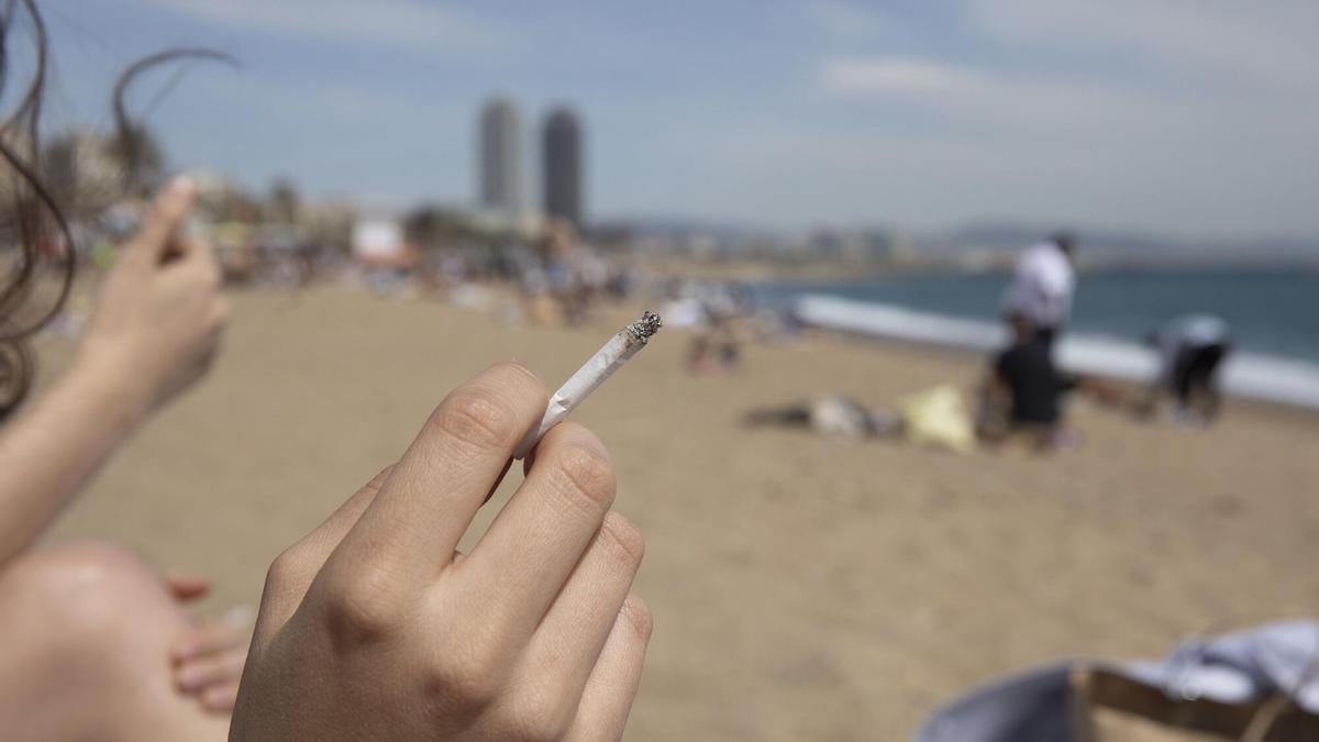 Mar del Plata: multarán a las personas que fumen en las playas.