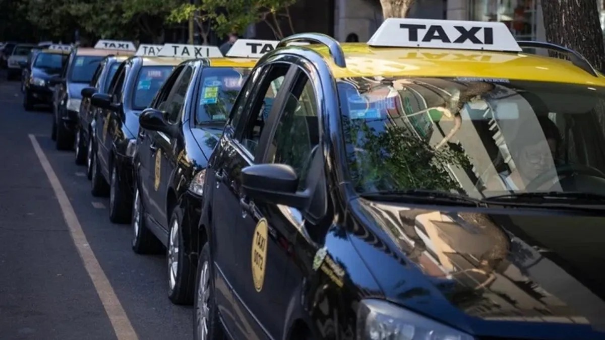 Taxistas volvieron a protestar contra las aplicaciones y apuntaron al Municipio por falta de controles.