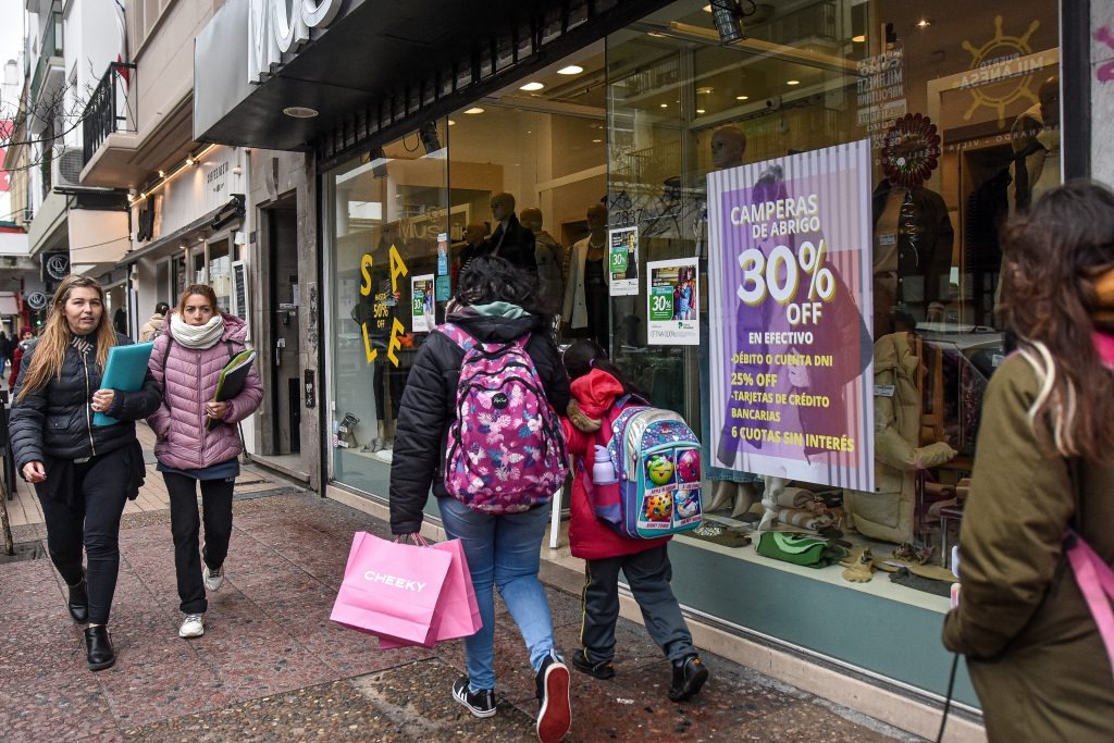 Las ventas minoristas caen 9,6% en noviembre y el sector prevé dificultades.