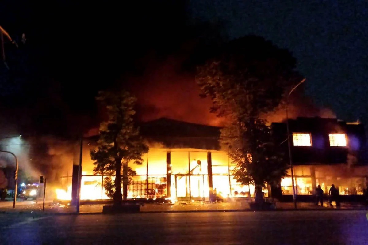 Voraz incendio en Colón y Perú: tuvieron que evacuar a vecinos de la cuadra