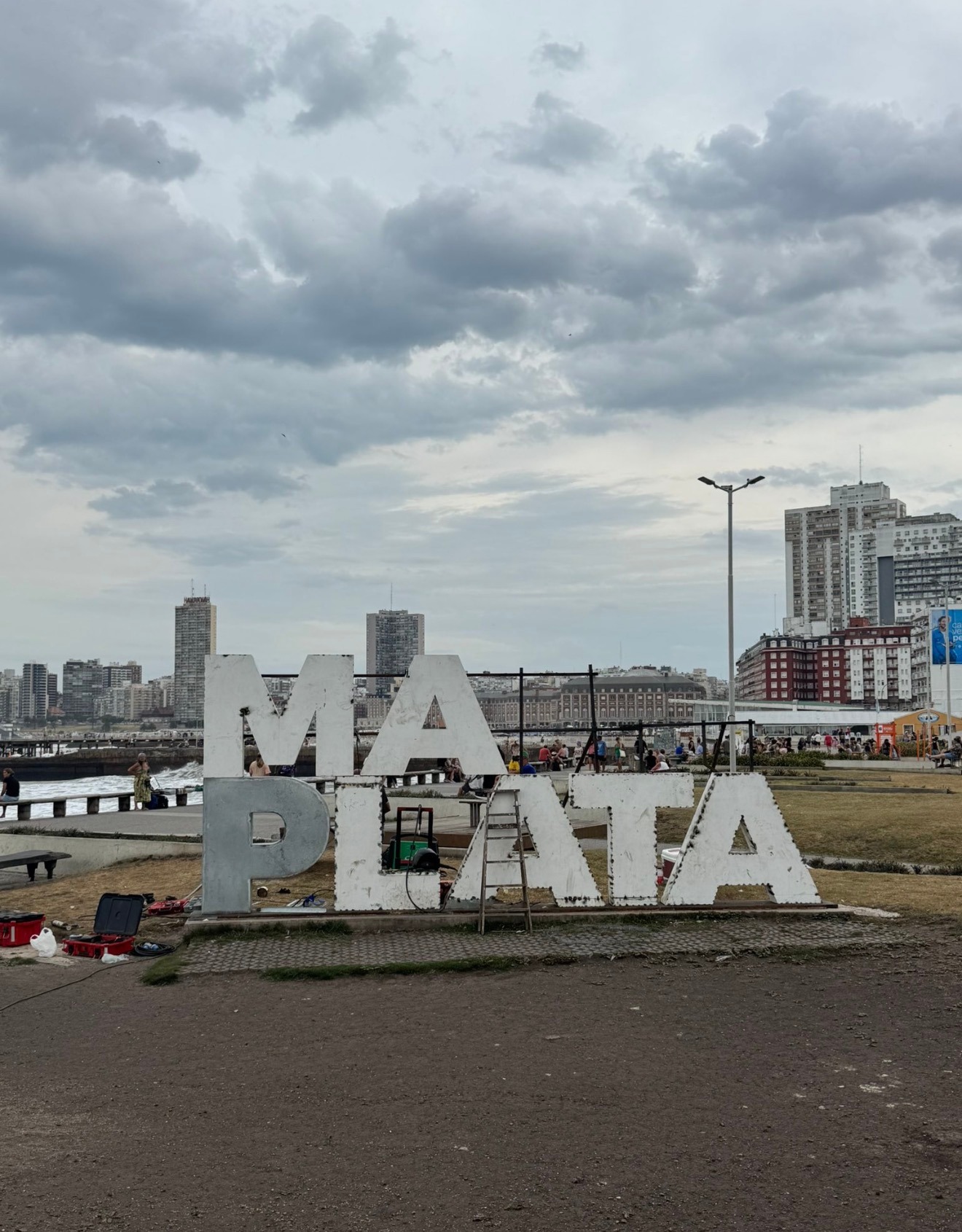 Polémica por la tardía instalación del cartel icónico de Mar del Plata sobre la costa.