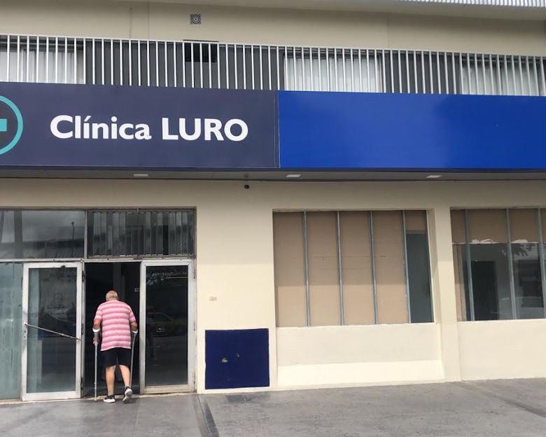 Jubilados del PAMI afectados por la suspensión de servicios en la Clínica Luro.