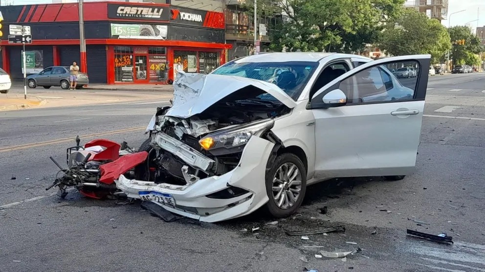 Murió un motociclista tras un choque triple sobre la Avenida Independencia.