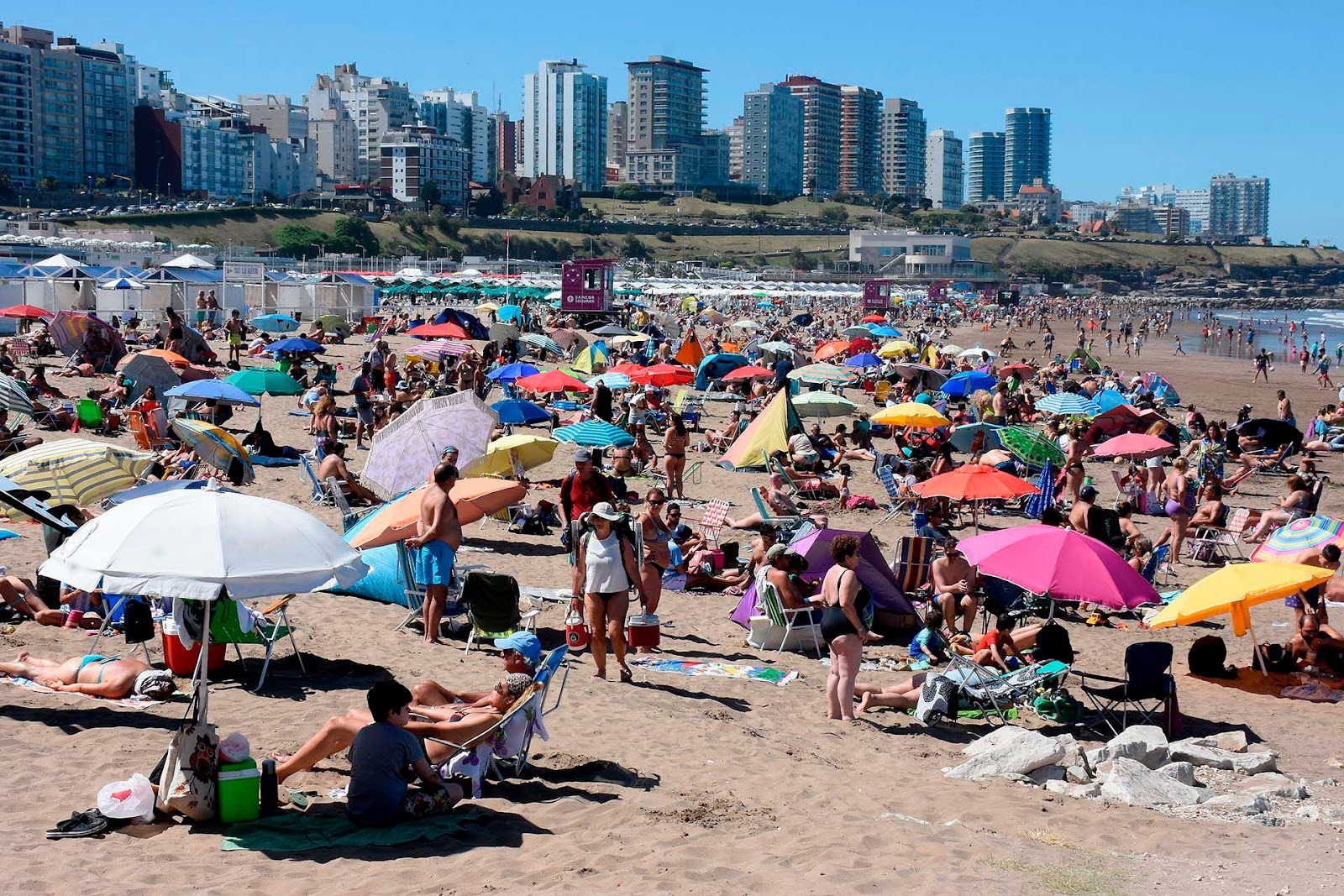 Los turistas acortan su estadía en Mar del Plata: el promedio es de 3 a 4 noches.