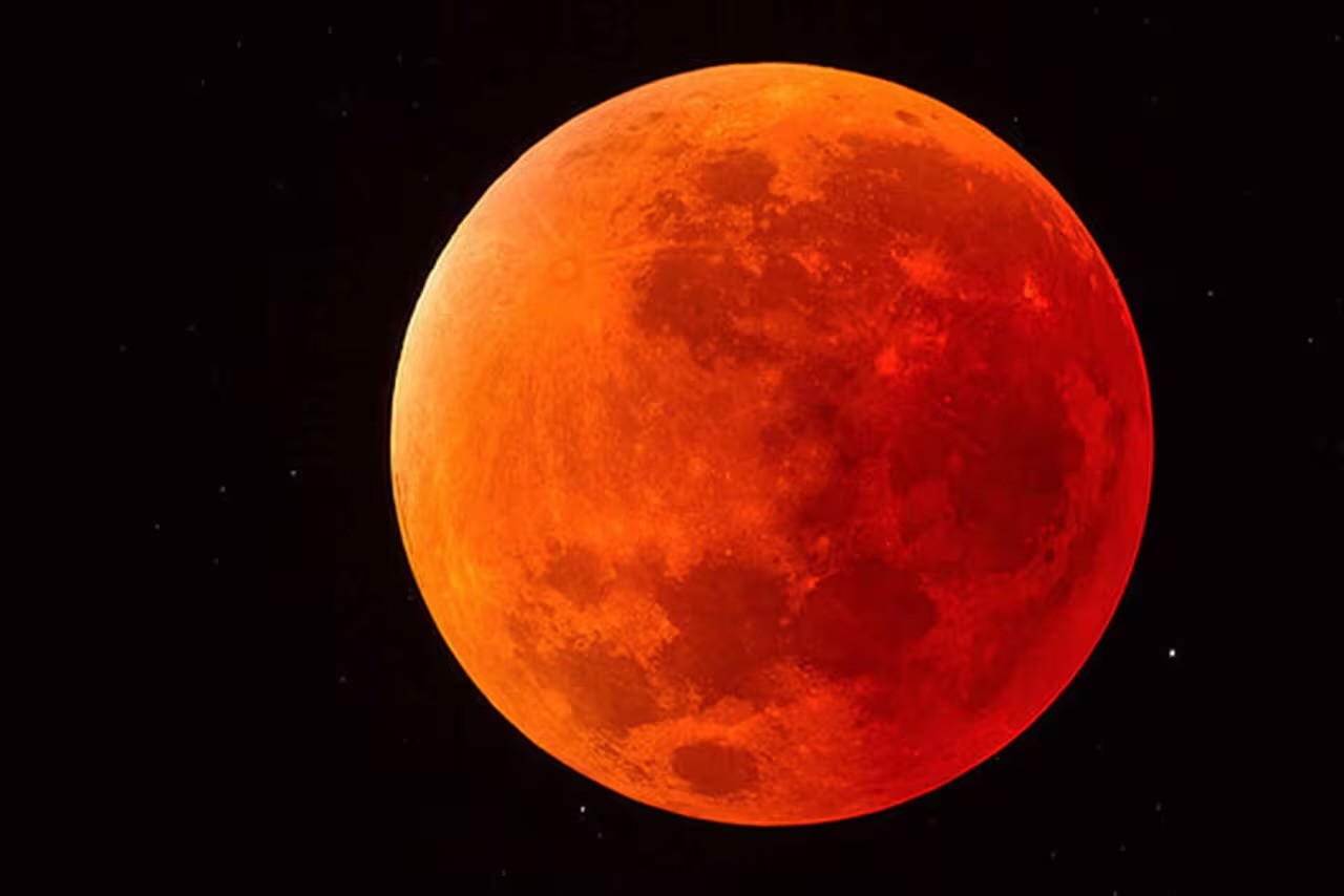 La Luna de Sangre volverá a teñir el cielo esta madrugada.