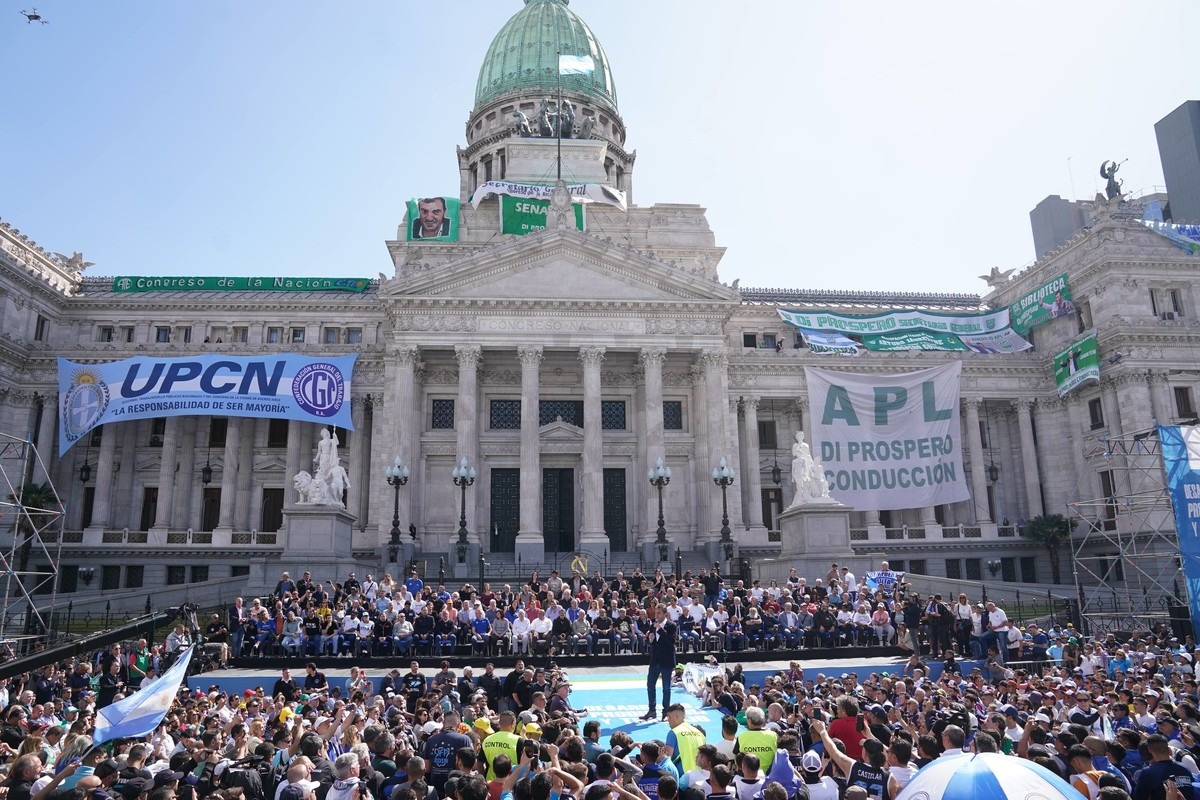 La CGT moviliza al Congreso y los docentes anuncian paro nacional en la antesala del debate por la reforma laboral.