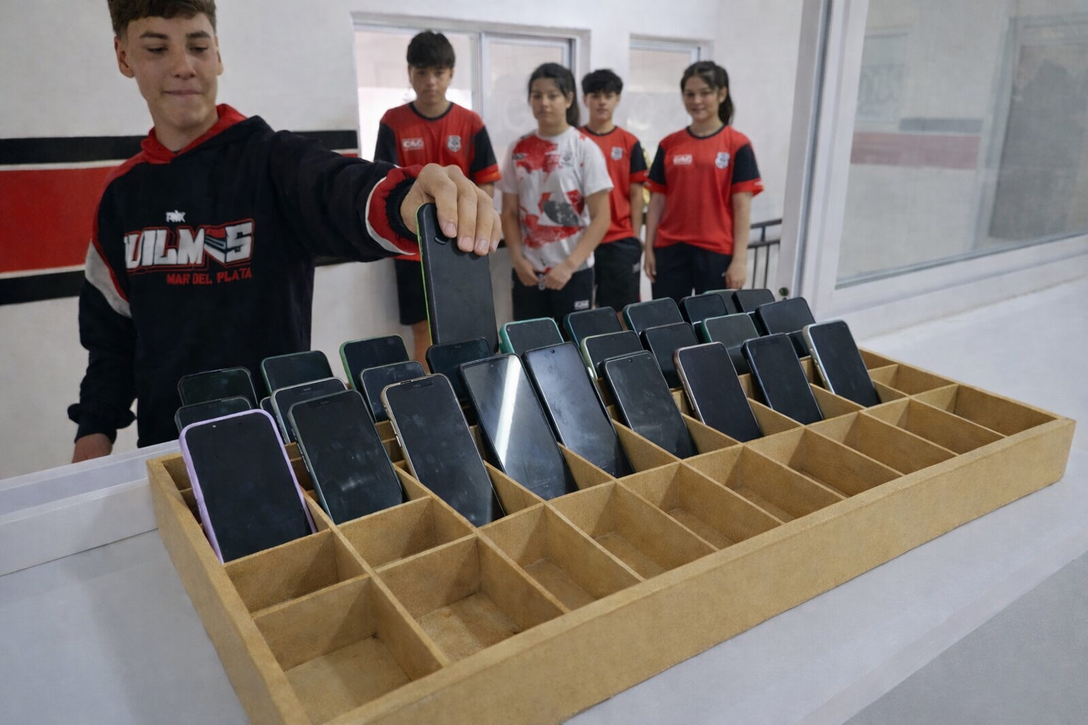 Quilmes cumple 3 años como el primer colegio de Mar del Plata en implementar aulas sin celulares.