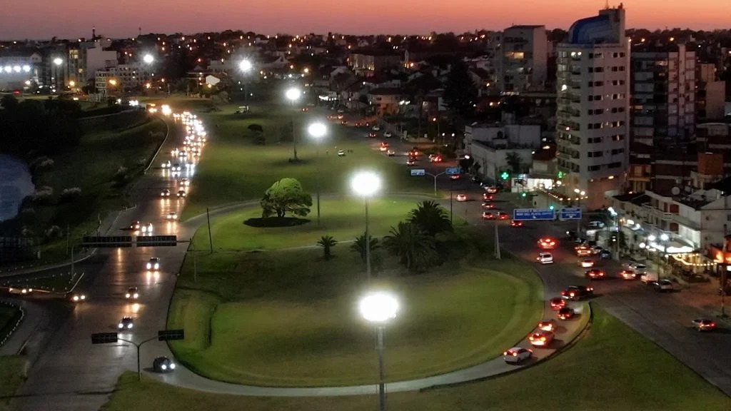 Más oferentes y una obra millonaria en análisis: el recambio LED avanza sin fecha definida.