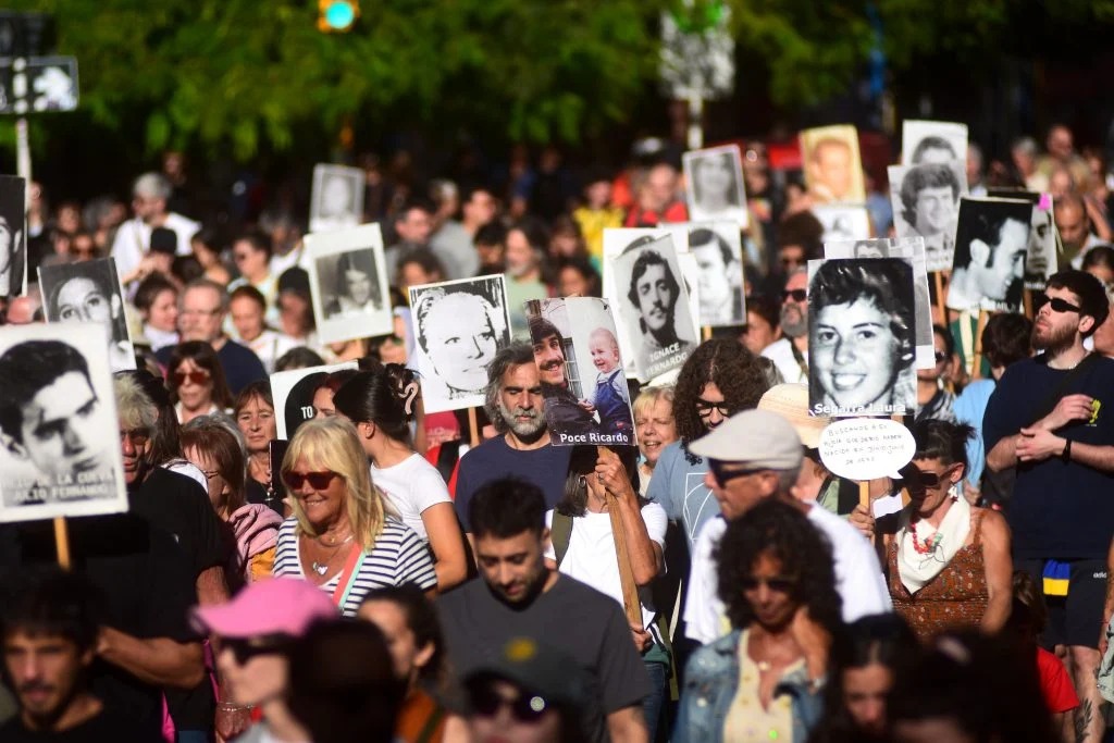 Mar del Plata dice NO al negacionismo: alrededor de 100.000 personas participaron de la marcha.