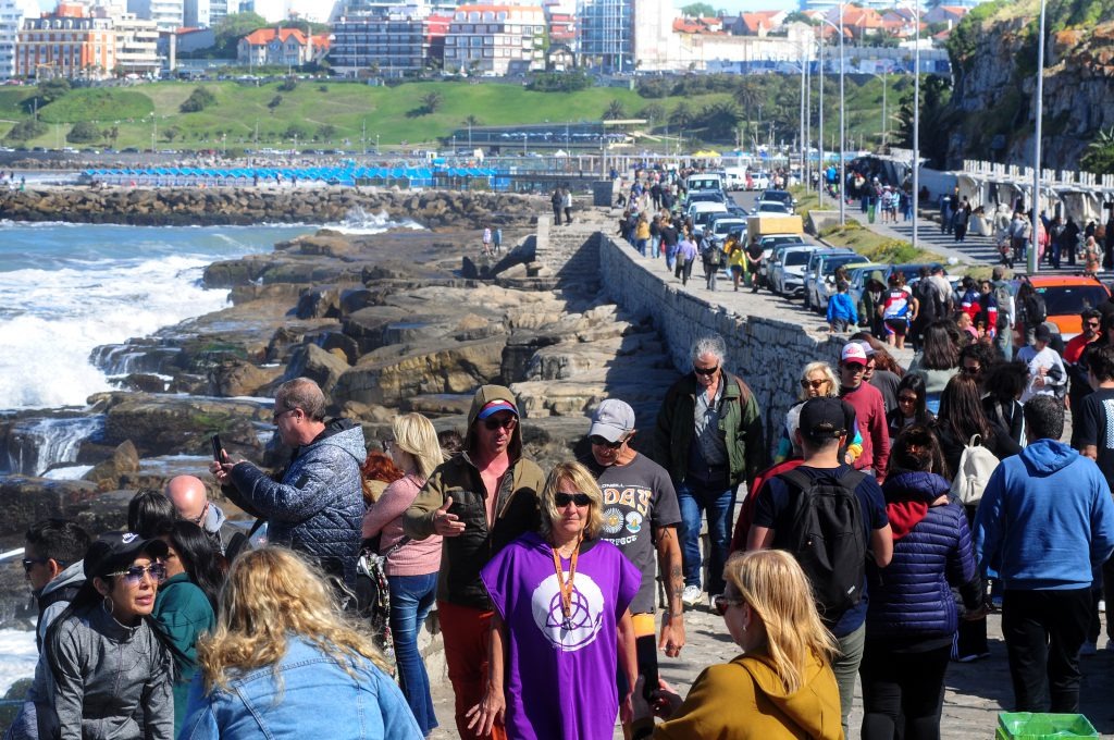 Más turistas, menos consumo: creció la llegada pero cayeron las ventas en Mar del Plata.