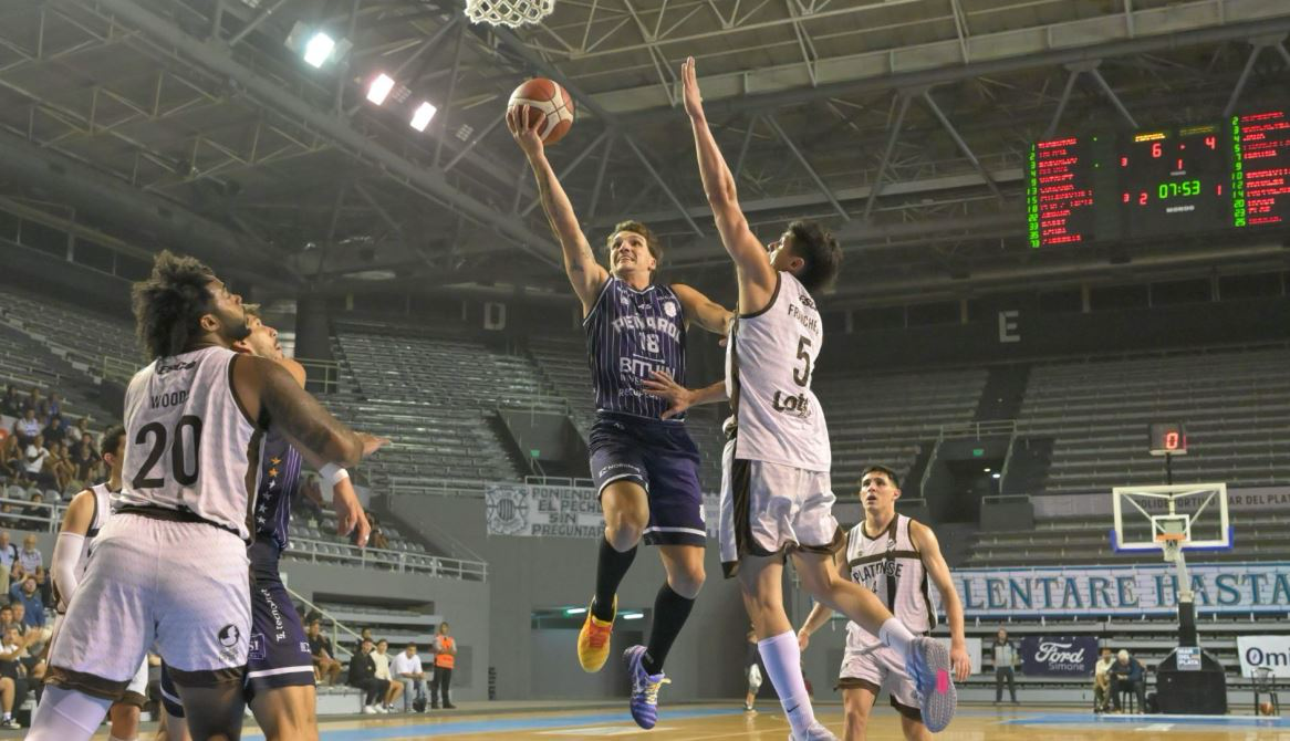 Peñarol afronta un duelo clave ante Racing desde las 21.