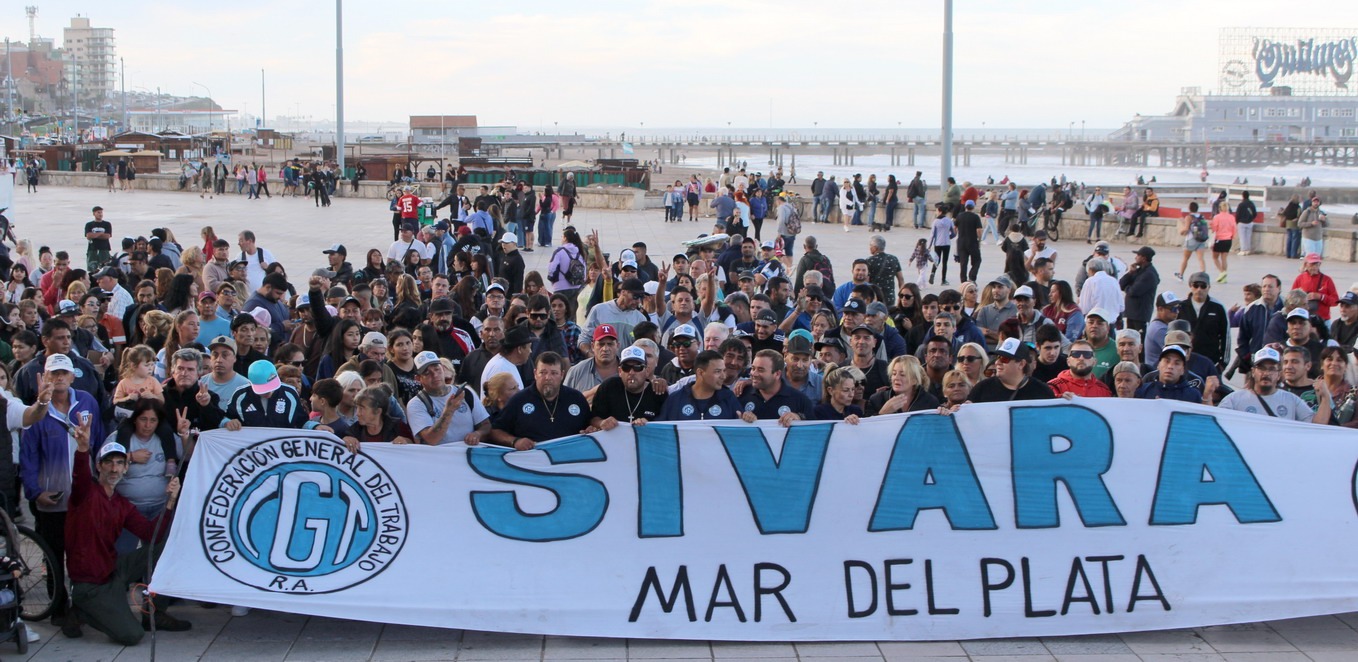 Miércoles de protestas en el Municipio: varios rubros se concentran en la puerta por sus derechos.