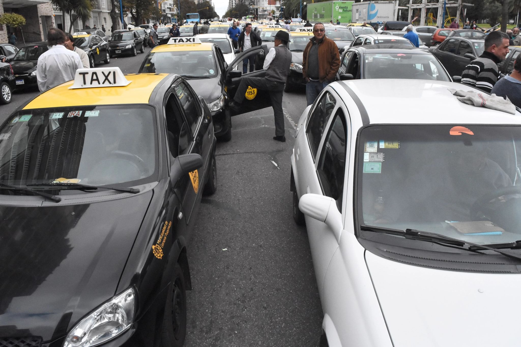 Taxistas y remiseros rechazaron la regulación de las plataformas de transporte en el Concejo.