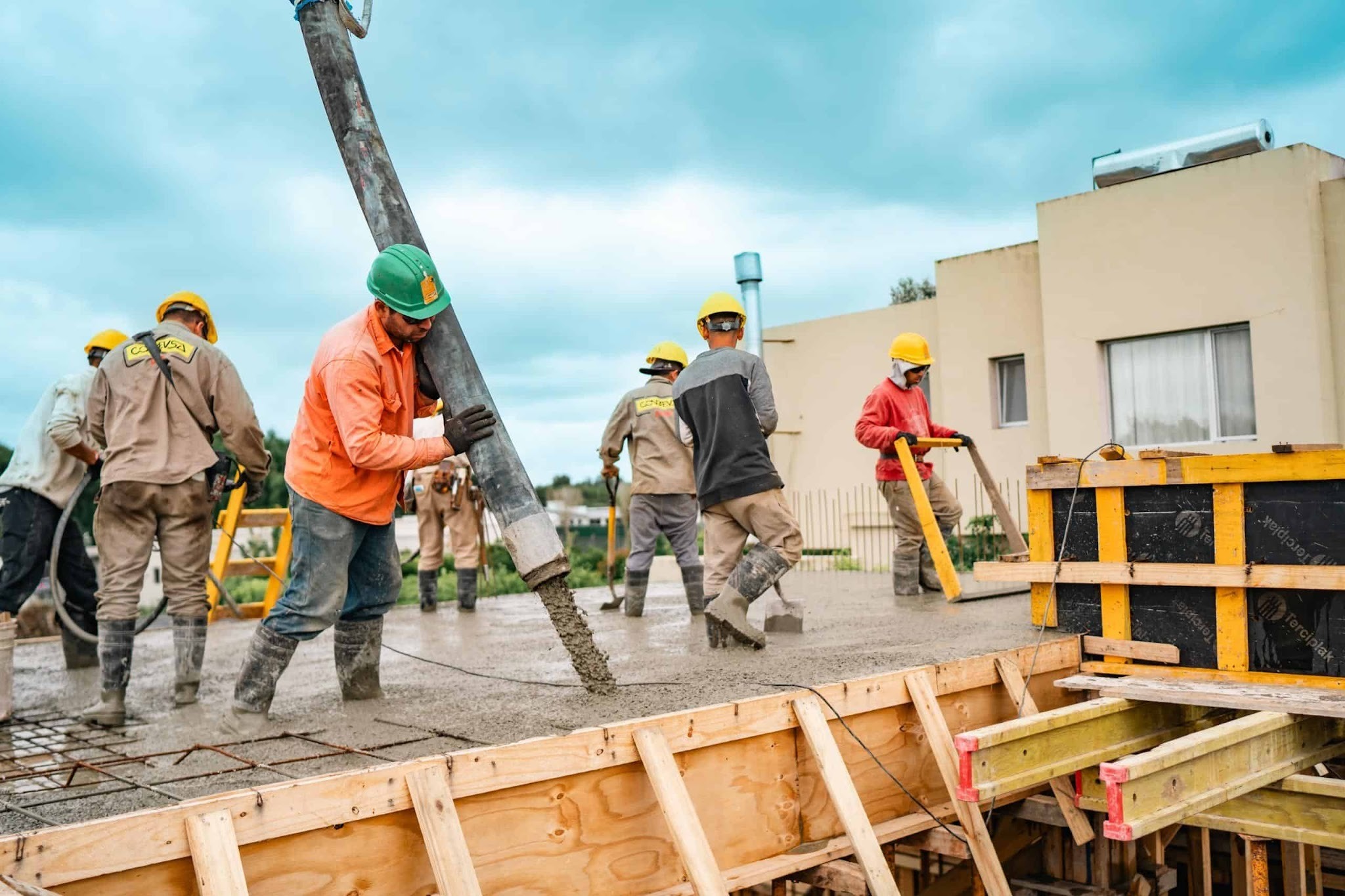 Crisis en la construcción y alerta por el freno de la obra pública.
