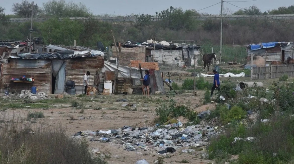 La pobreza retrocede en Mar del Plata, pero persisten señales de alerta.