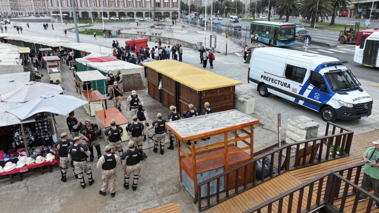 Operativo inédito en la Rambla: controlan la feria por la Ley de Marcas.