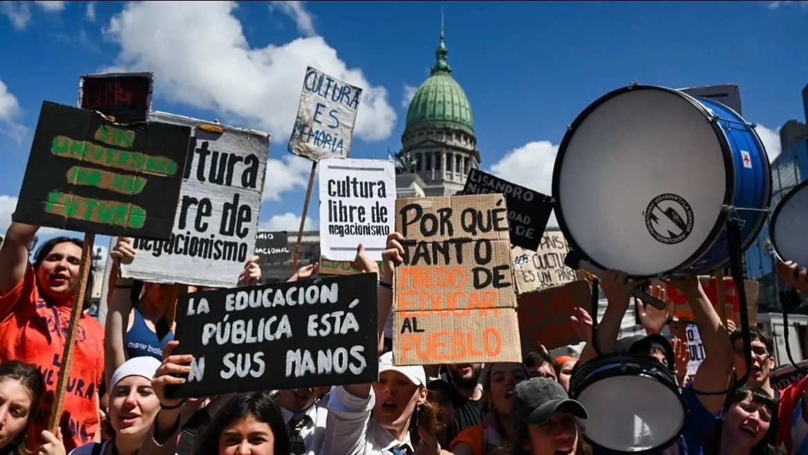 Tras la marcha, docentes universitarios profundizan el conflicto con otro paro de una semana.