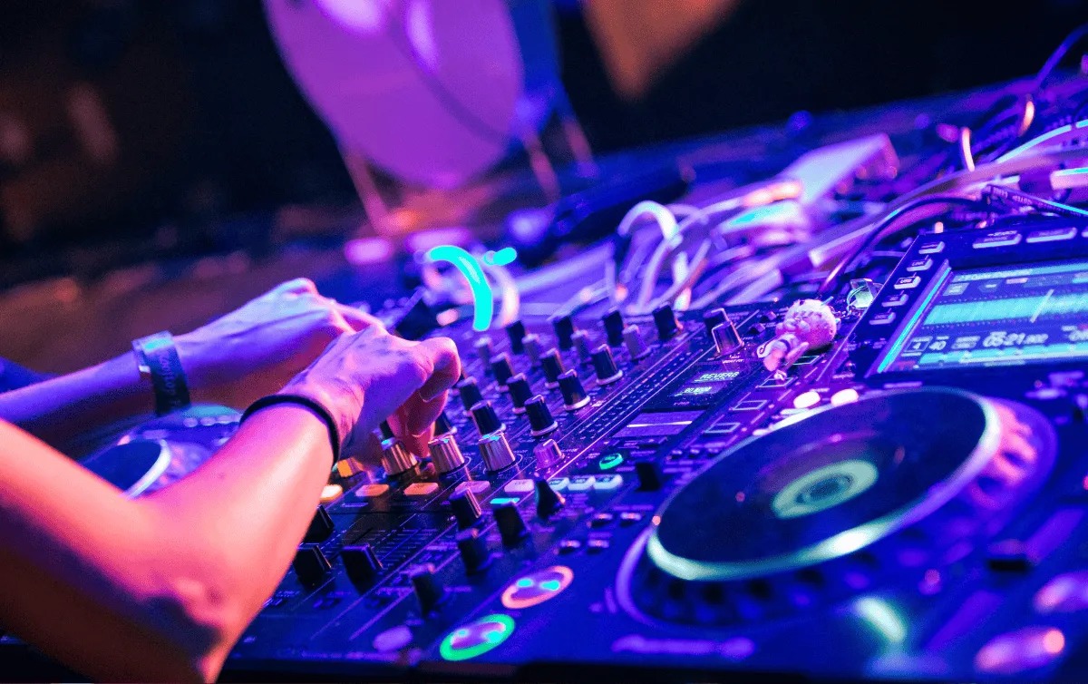 Nocturnidad en bares: rechazo vecinal al proyecto que busca habilitar DJ, baile y música.