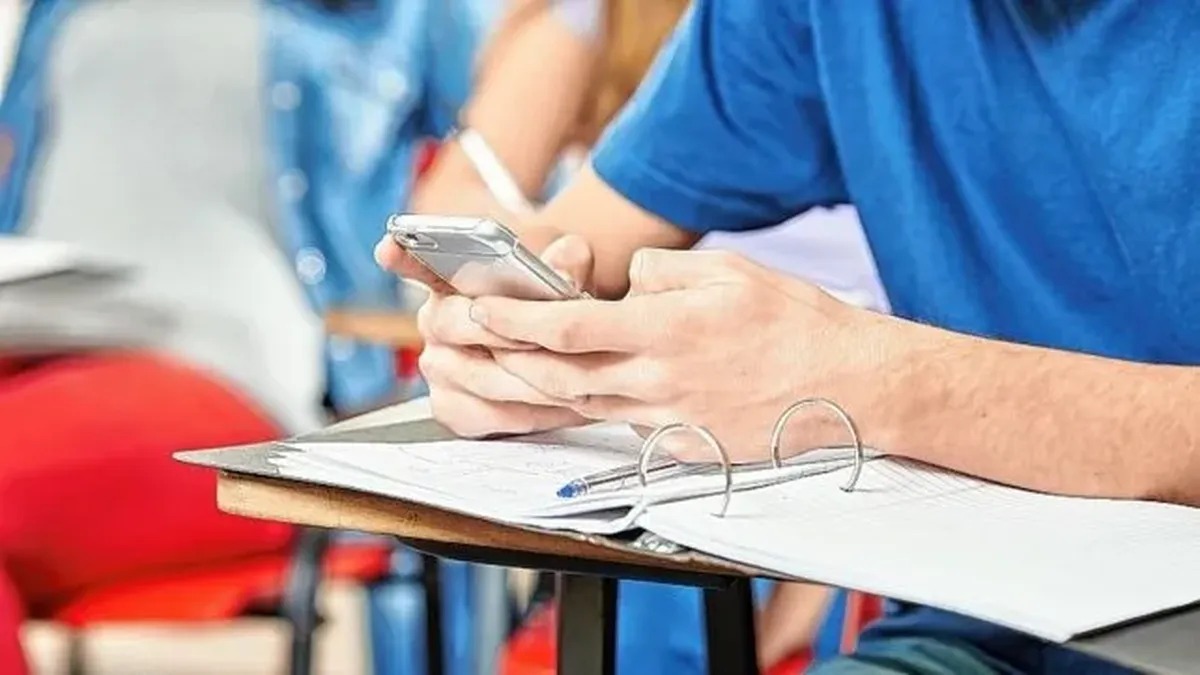 El Municipio descartó la idea de prohibir los celulares en las escuelas públicas.