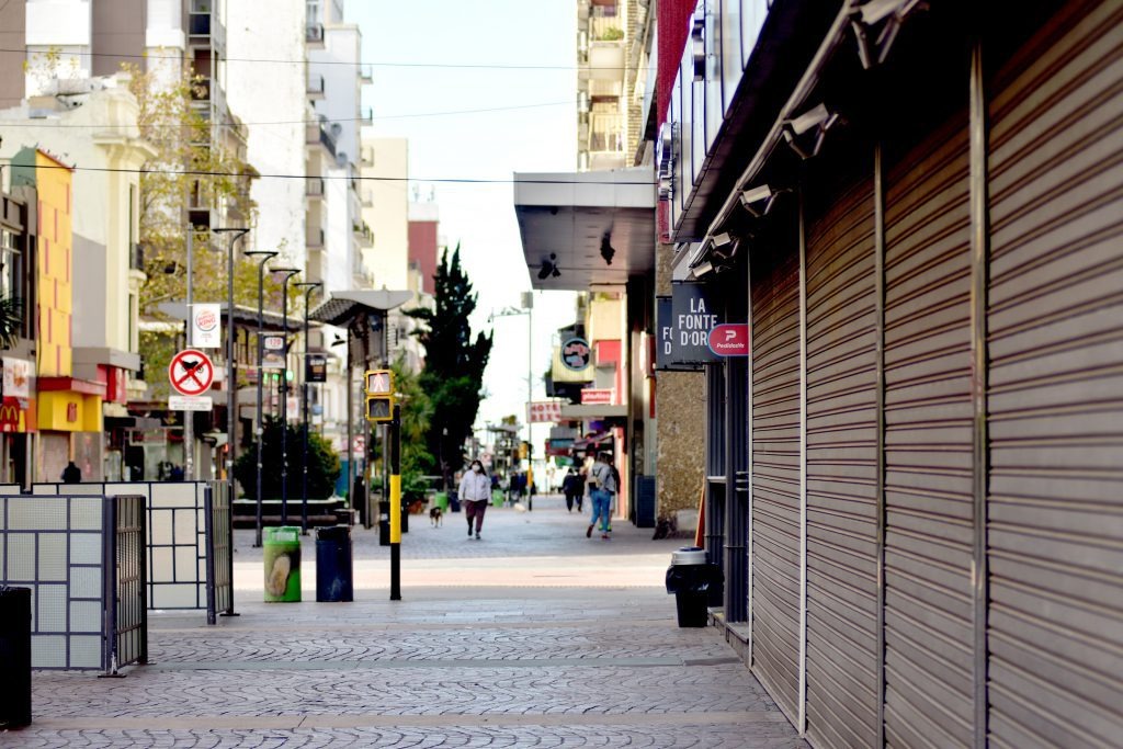 Comercios en retirada: la inseguridad y la crisis cambian la noche marplatense.