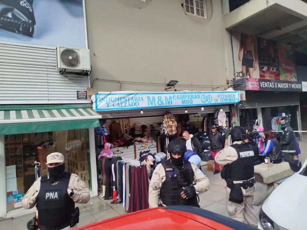 Megaoperativo en una feria del centro: investigan presuntas infracciones a la Ley de Marcas.