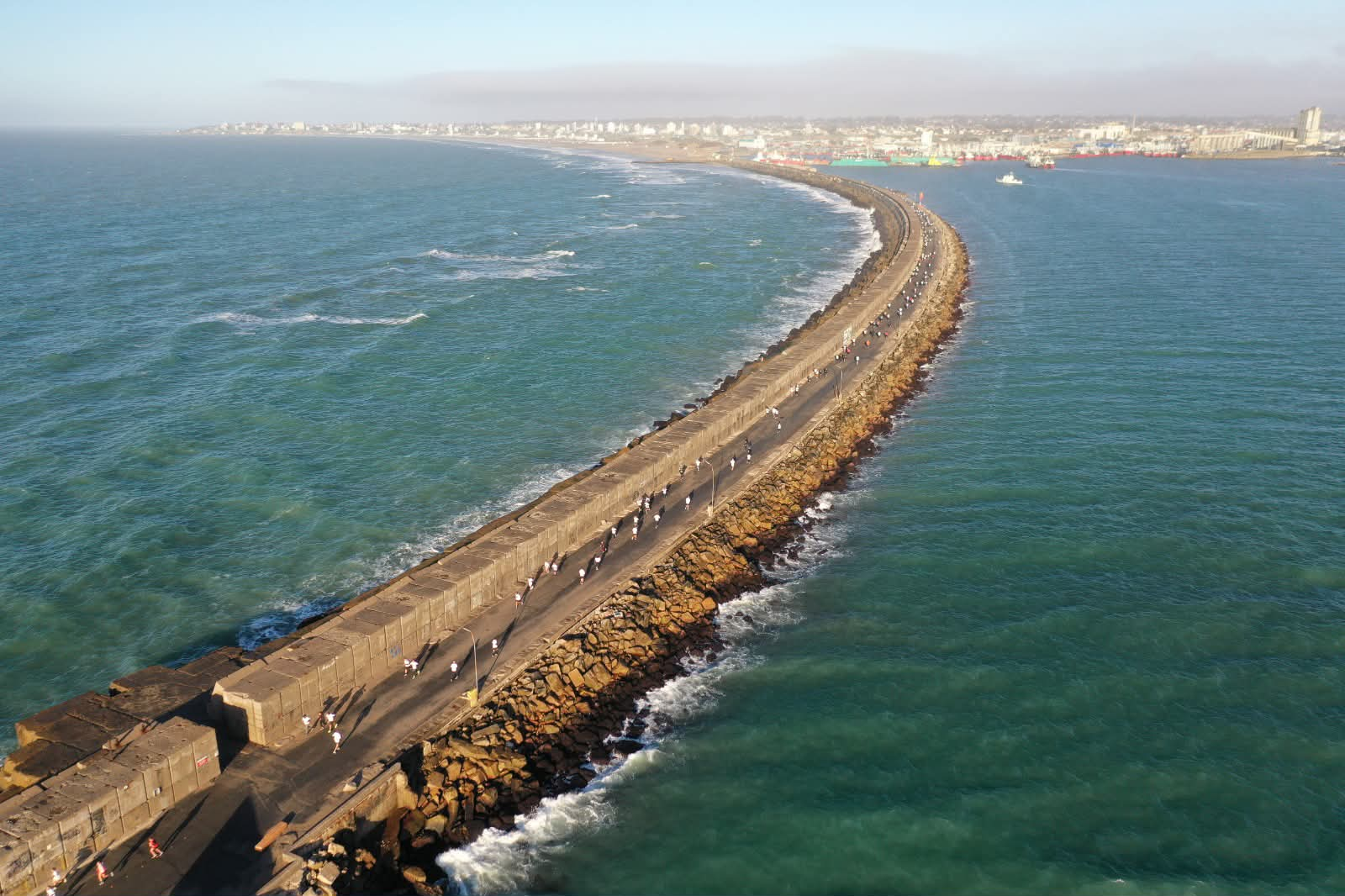 La Prefectura Naval celebra sus 216 años con una nueva correcaminata frente al mar.
