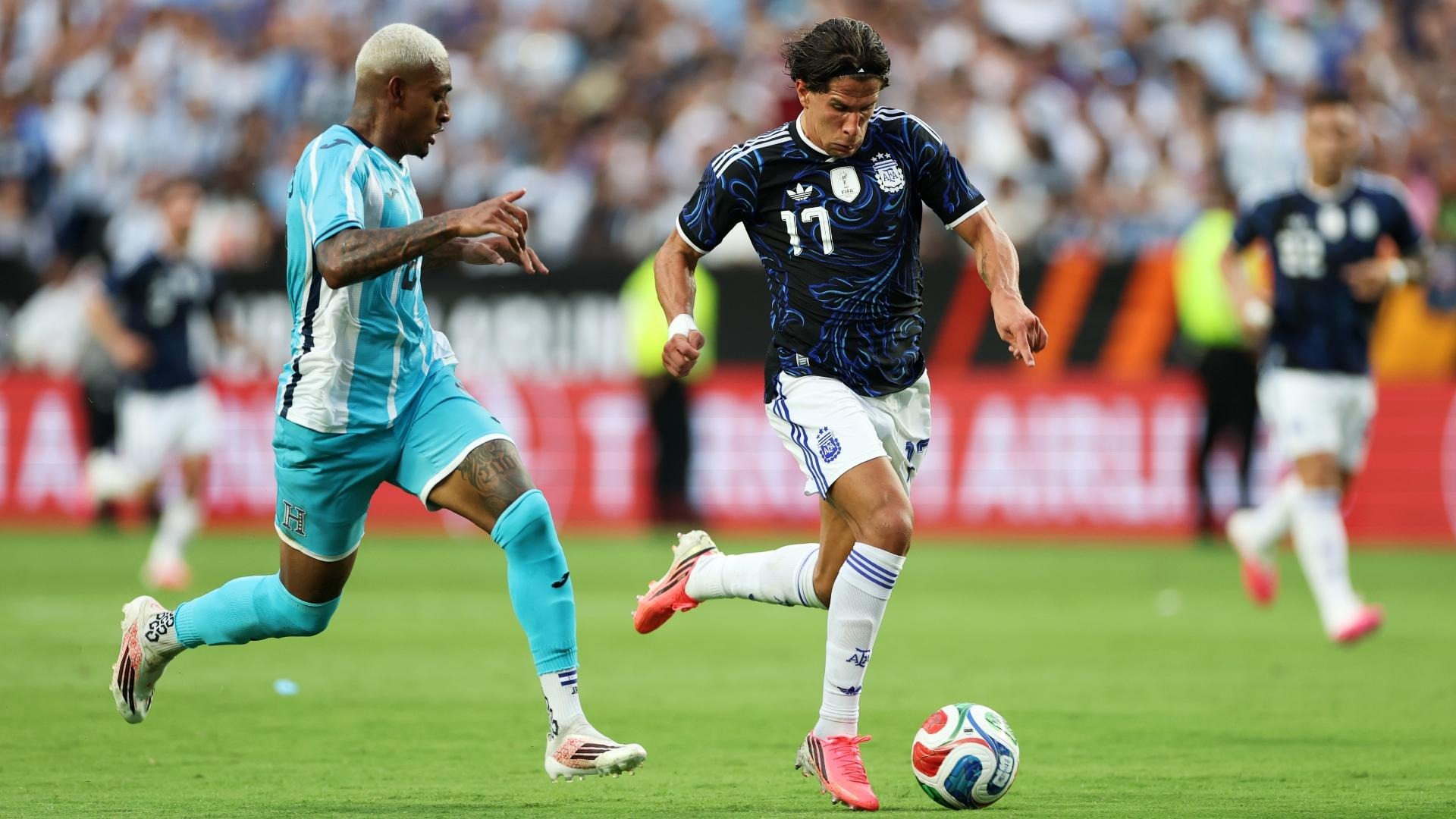Con Messi confirmado, Argentina enfrenta a Islandia en su último ensayo mundialista.