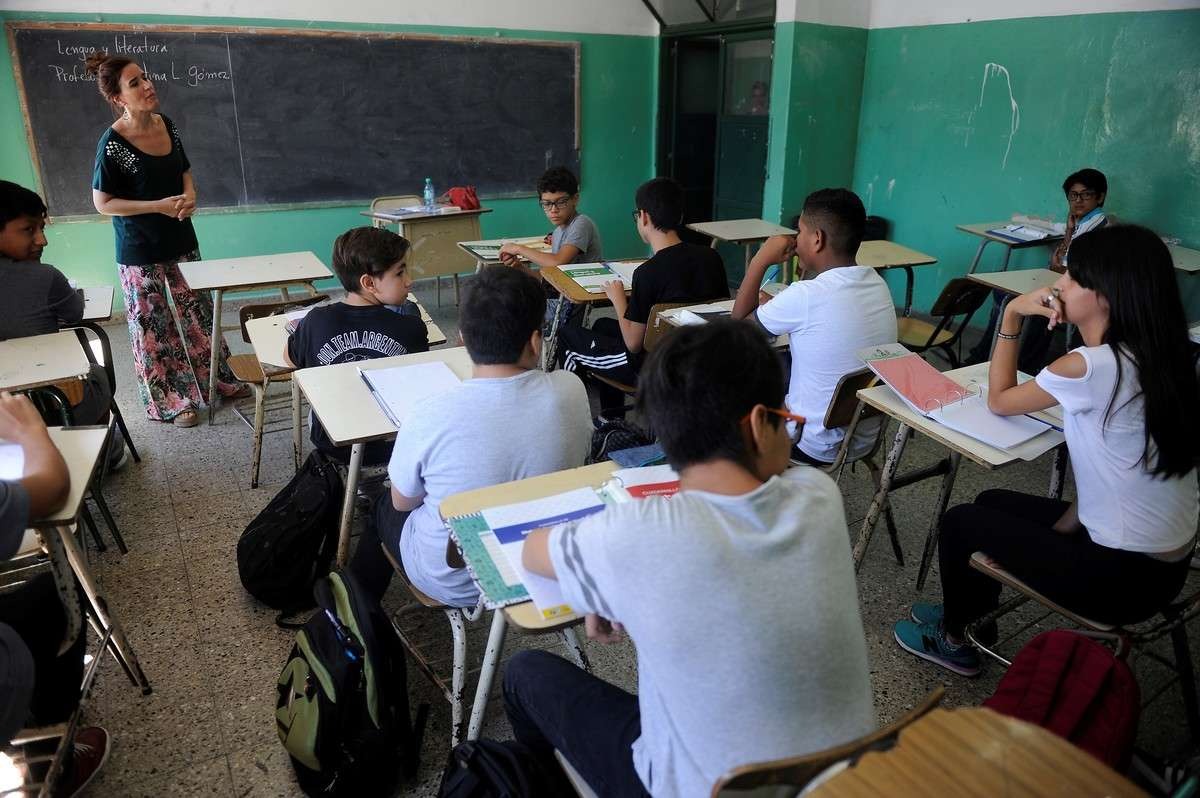 Las secundarias municipales de Mar del Plata limitarán el uso de celulares en las aulas.