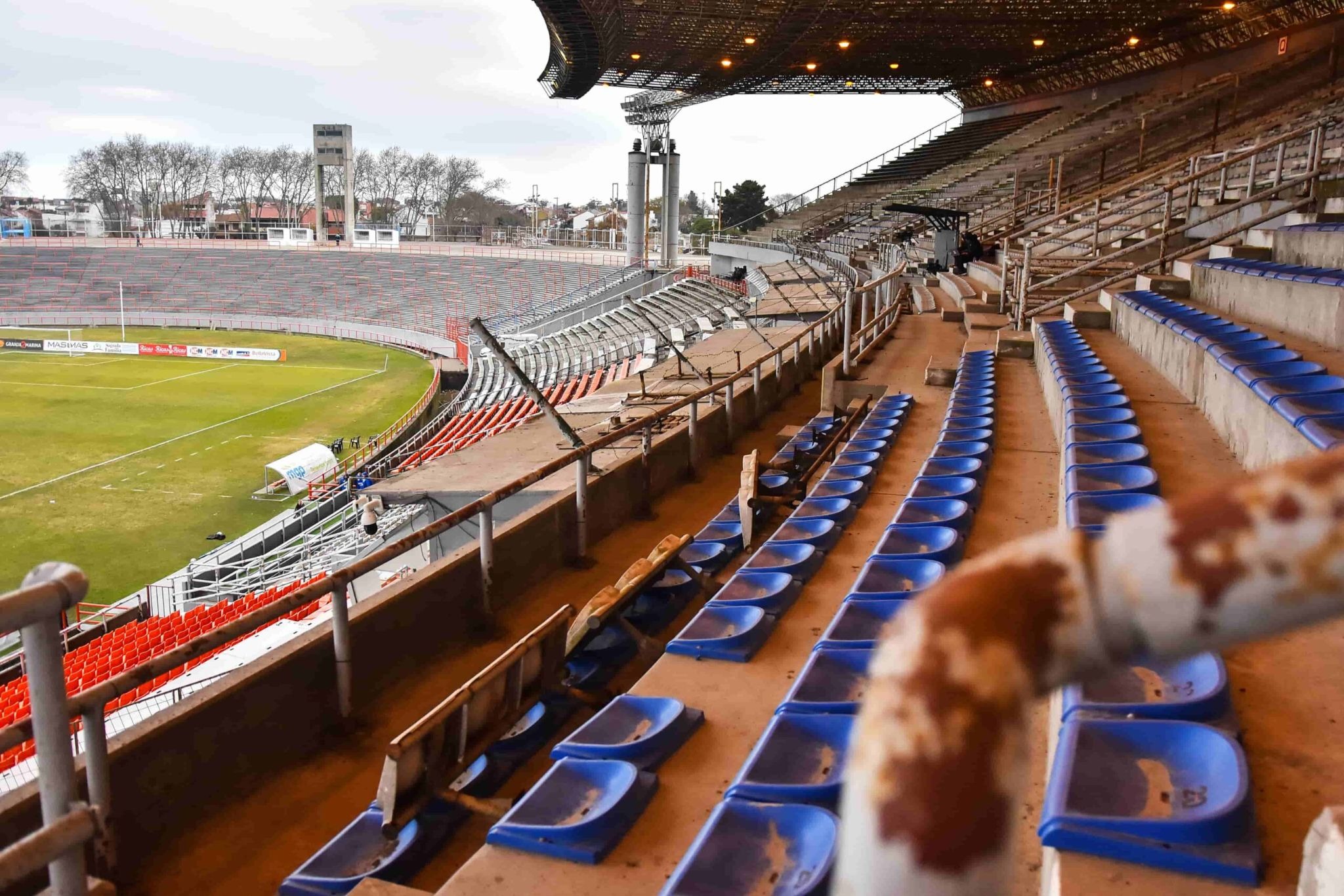 Cortaron la luz en el Mundialista y el Polideportivo por falta de pago.