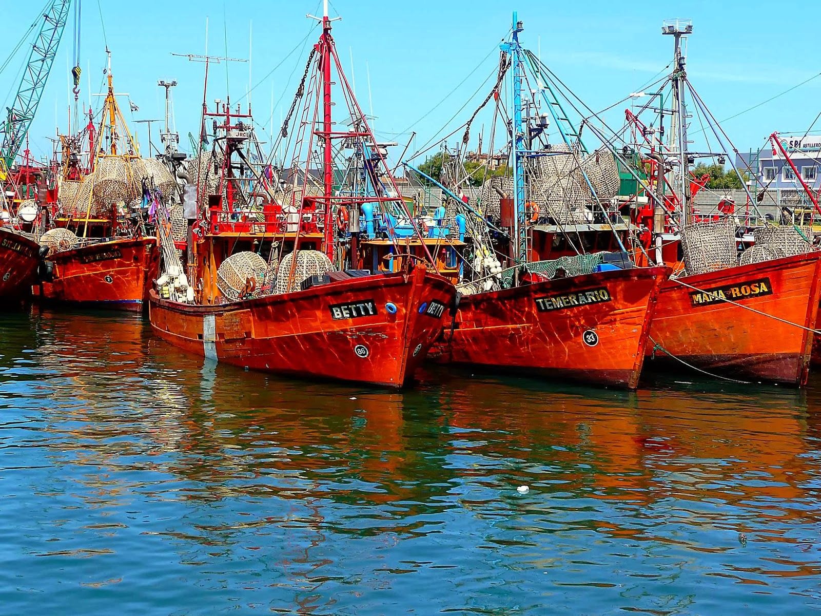 Conductores navales demoran la salida de buques en el puerto por un conflicto salarial.