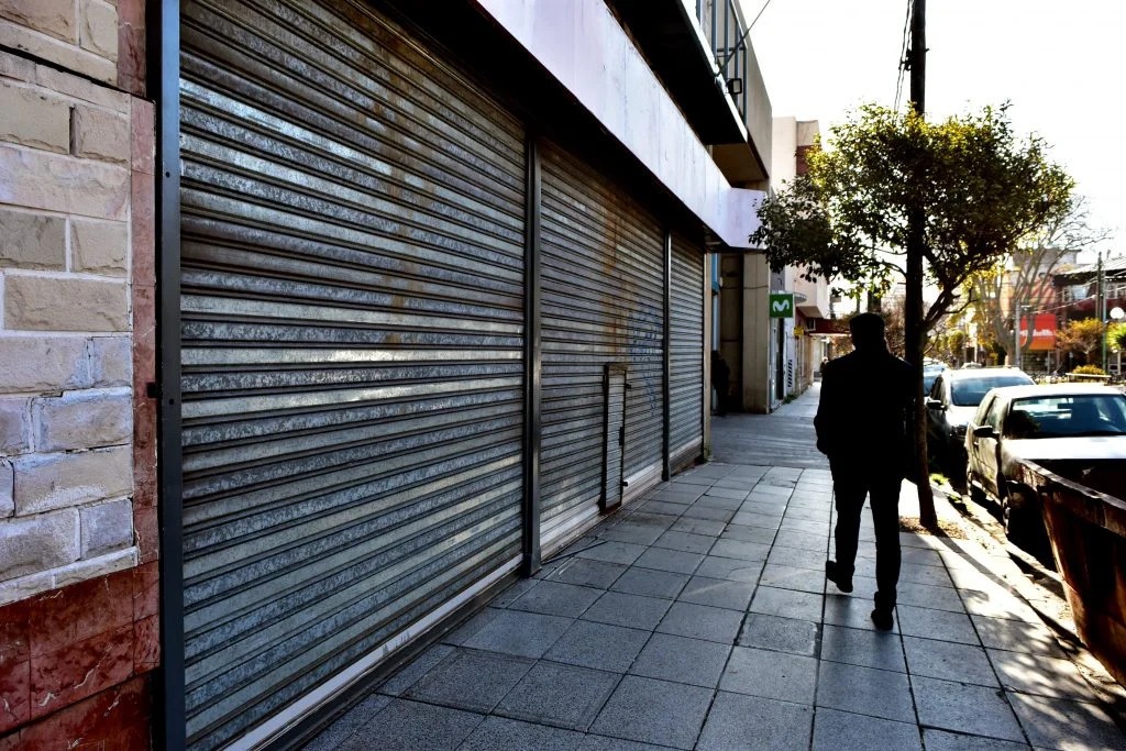 Sigue la crisis: la pérdida del salario acelera el cierre de comercios.