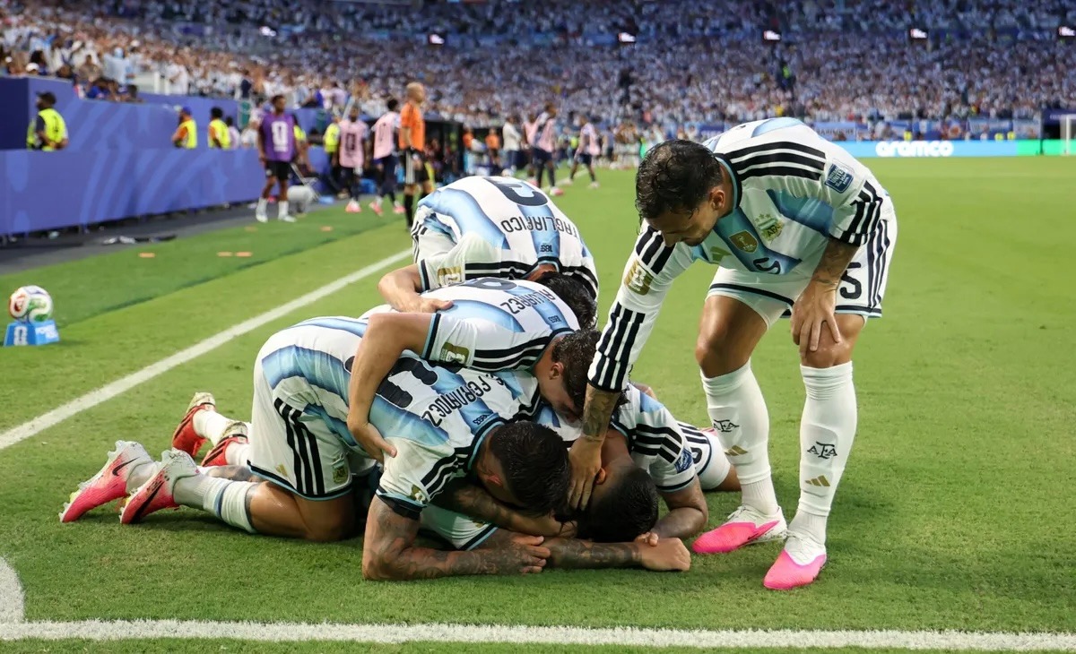 Argentina enfrenta a Egipto por un lugar en los cuartos de final.