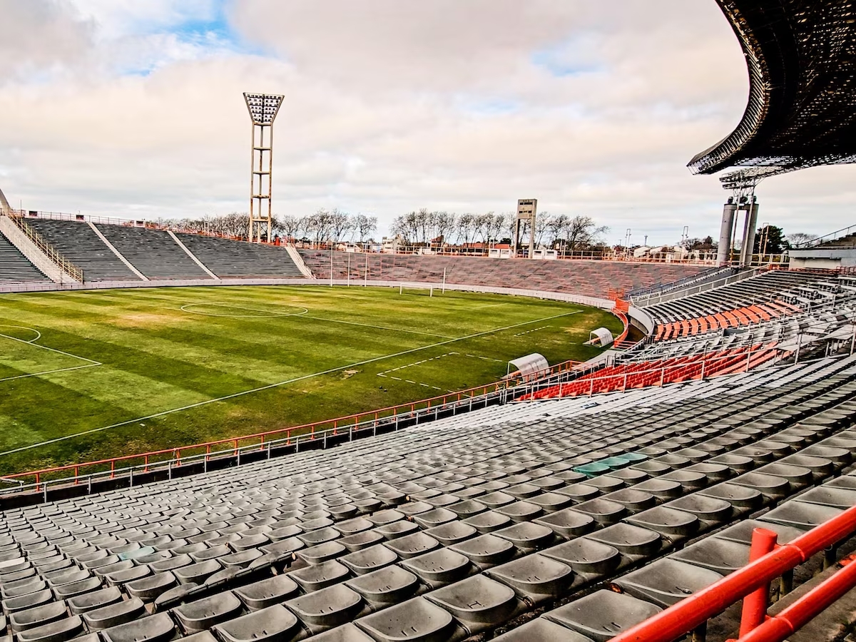El Minella vuelve al Concejo: dudas por la concesión, el desembarco de Fígoli y el futuro del estadio.