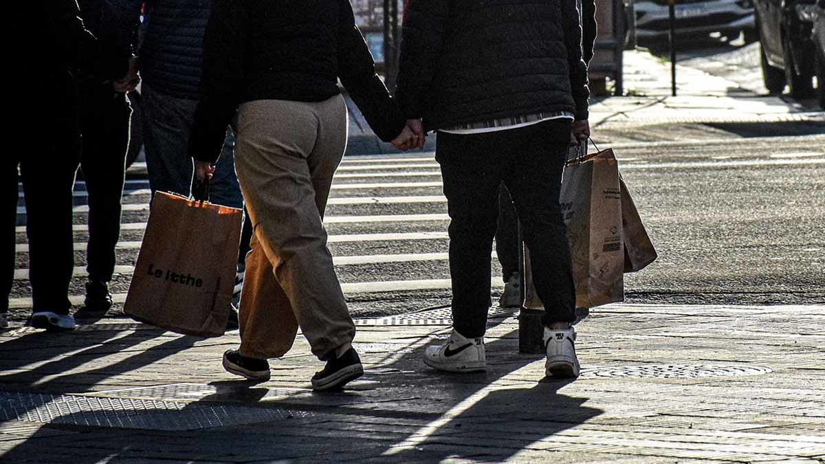 Más turistas, pero menos ventas: cayó el consumo en Mar del Plata durante el finde largo.