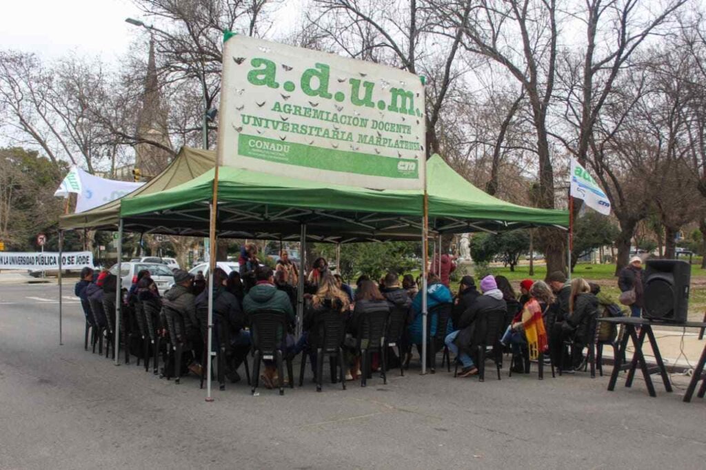 Adum hará hoy un banderazo por los 300 días sin financiamiento universitario.