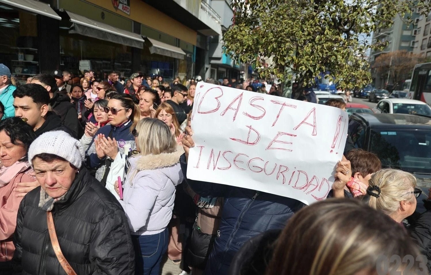 Ante el aumento de los delitos, vecinos marchan por mayor seguridad en la ciudad.