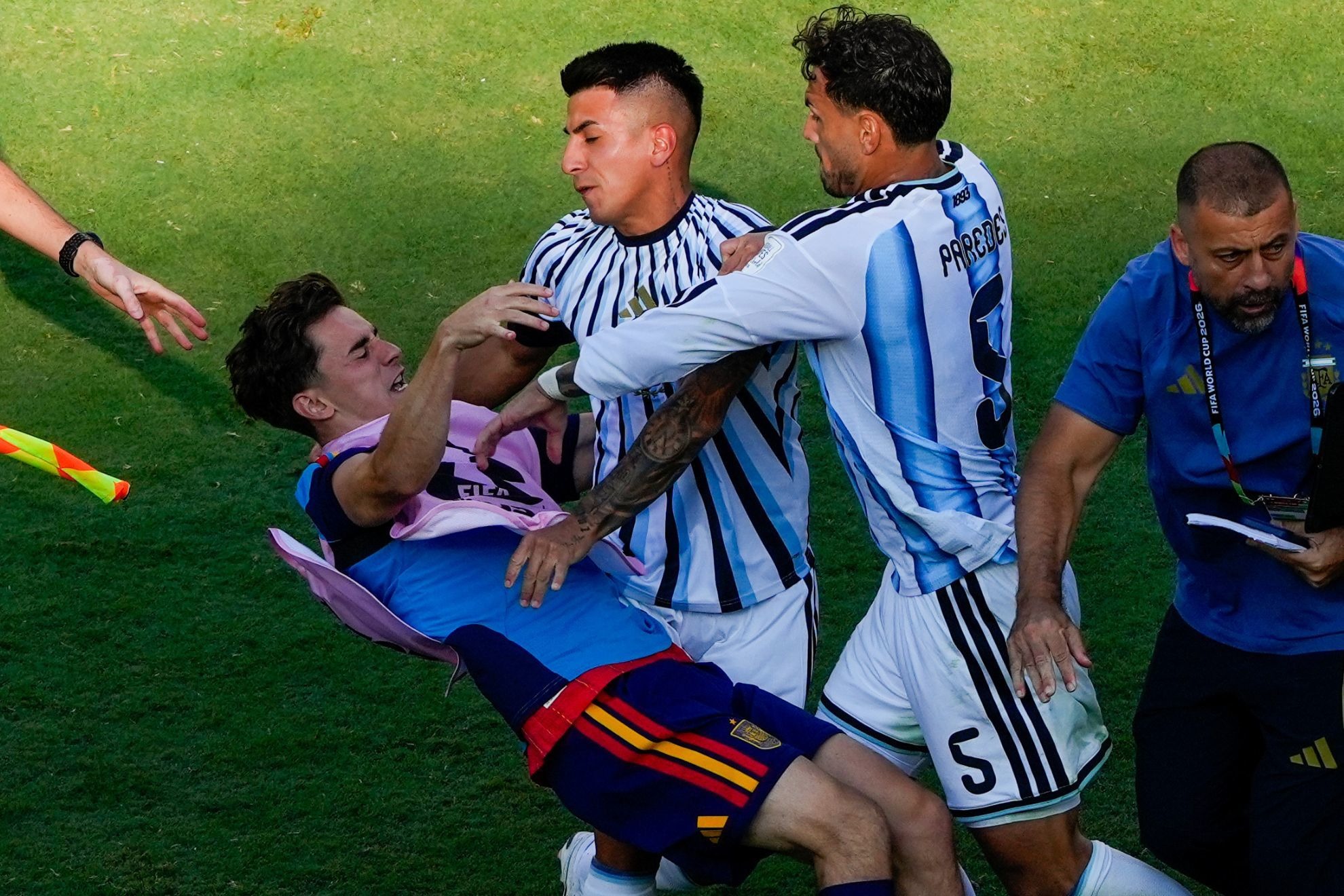 Duras sanciones de FIFA a Argentina: 10 fechas para Paredes, 7 para Molina y multa por la bandera de Malvinas.