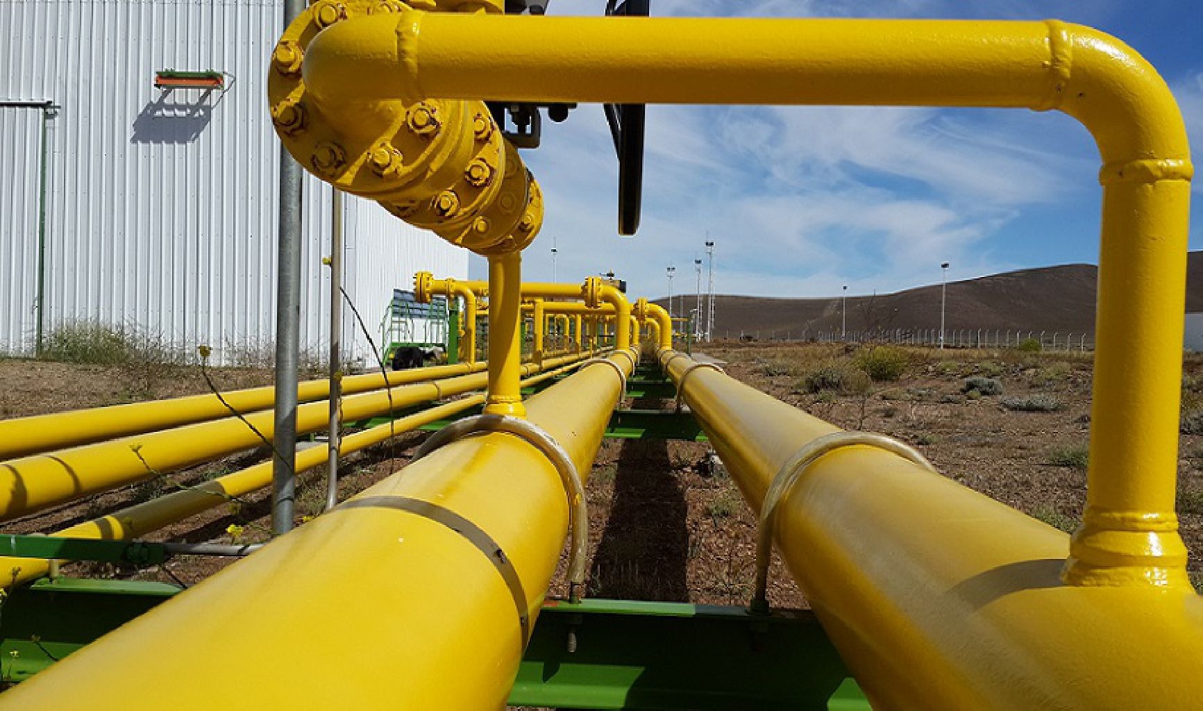 El Gobierno ordenó terminar la planta de Las Armas para reforzar el gas en la Costa.