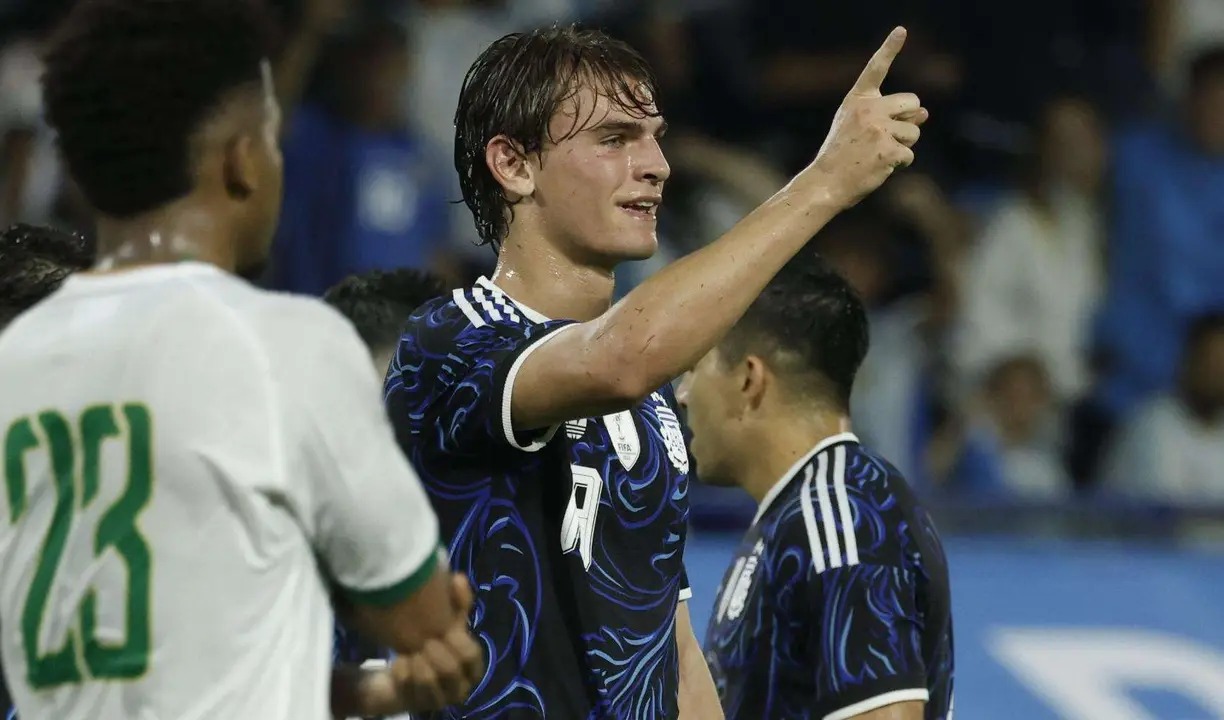 Nico Paz fue premiado en Italia y habló de Messi.
