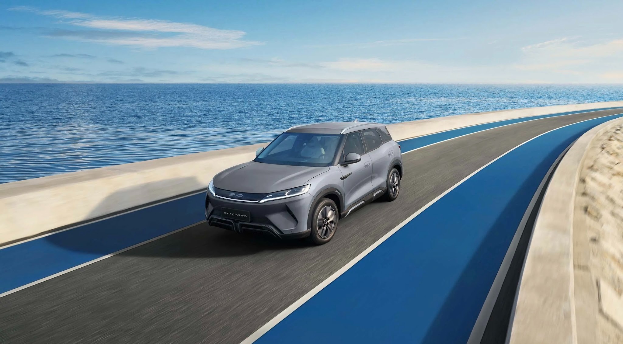 BYD Simone llega a la Normandina con una experiencia de manejo de autos eléctricos e híbridos.
