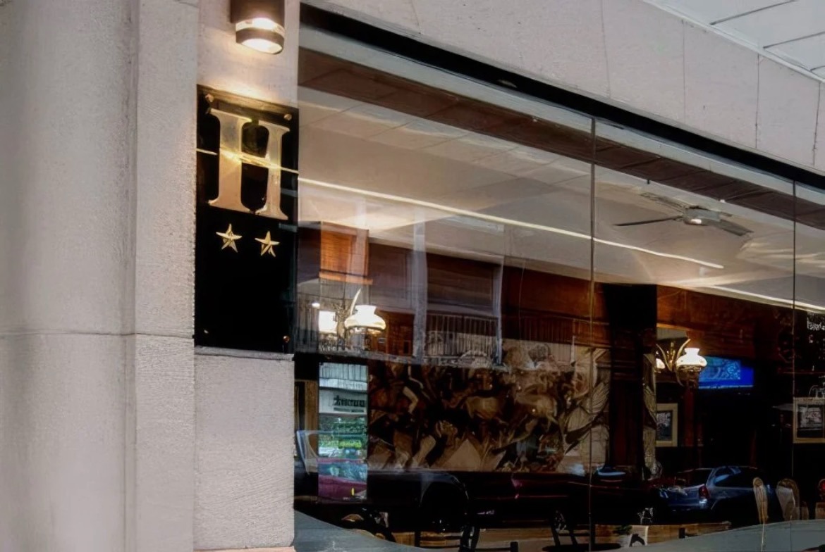 Hoteles de una y dos estrellas buscan reinventarse para sobrevivir a la caída del turismo.