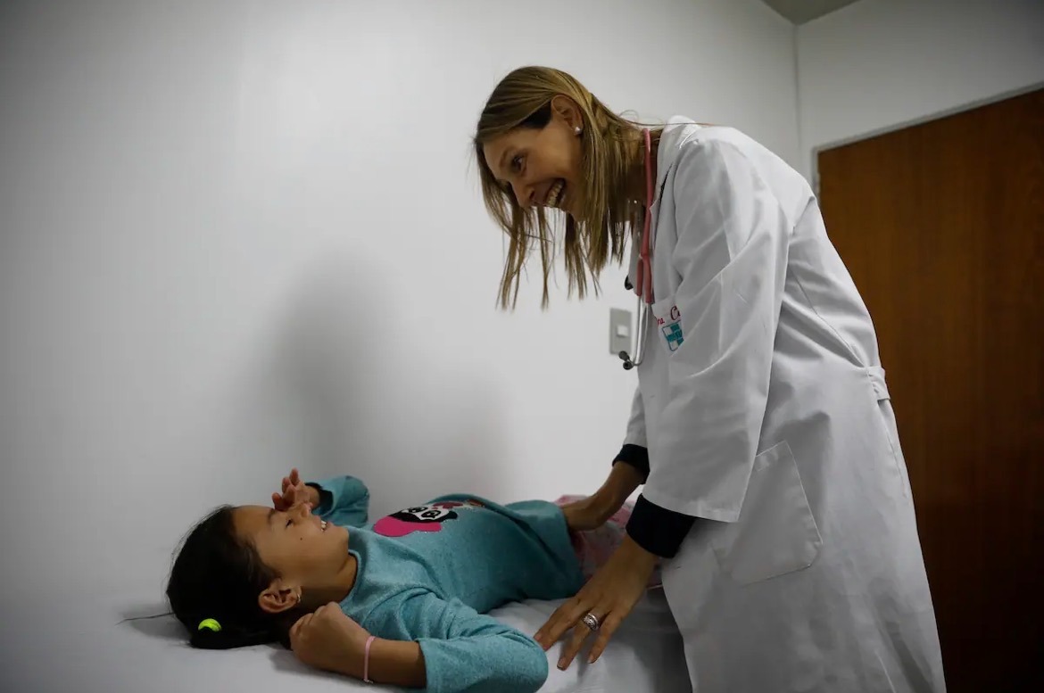 Casi la mitad de los jóvenes argentinos depende de la salud pública.