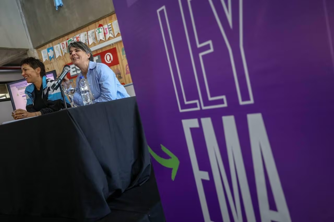Diputados bonaerenses aprobaron la “Ley Ema” contra el acoso digital en las escuelas.