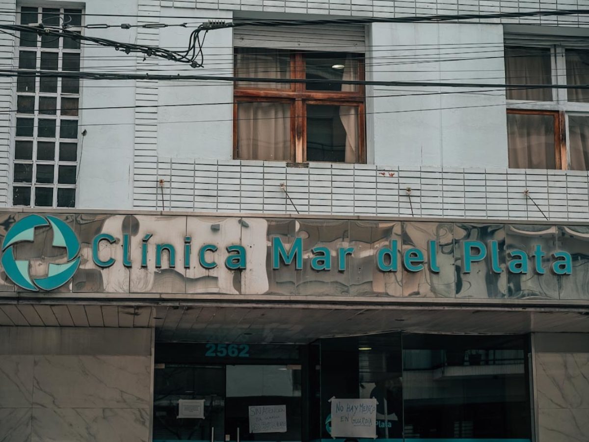 La Clínica Mar del Plata sigue cerrada y más de 80 trabajadores esperan respuestas.