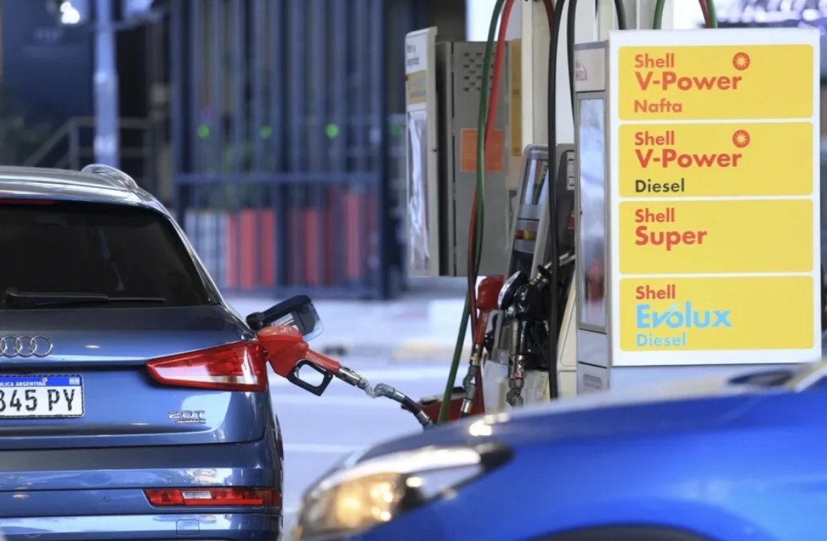 El Gobierno volvió a postergar los impuestos a los combustibles, pero Argentina tiene el gasoil más caro de la región.