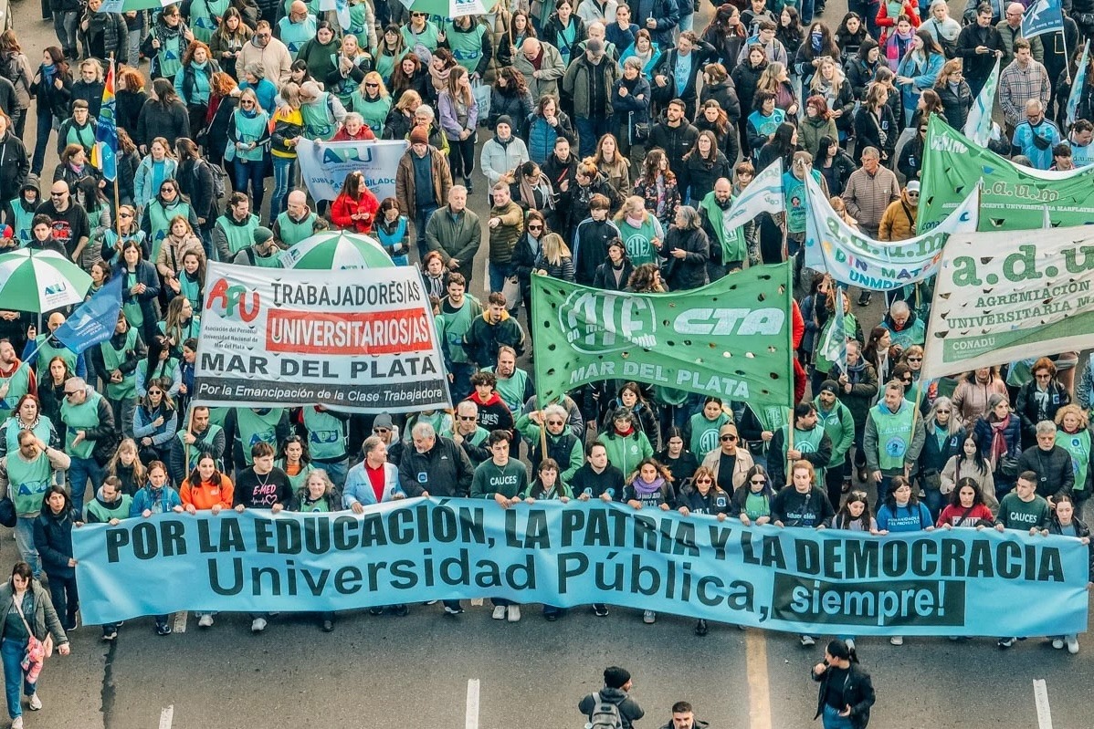 Mar del Plata se movilizó por la Universidad Pública y contra el ajuste de Milei.