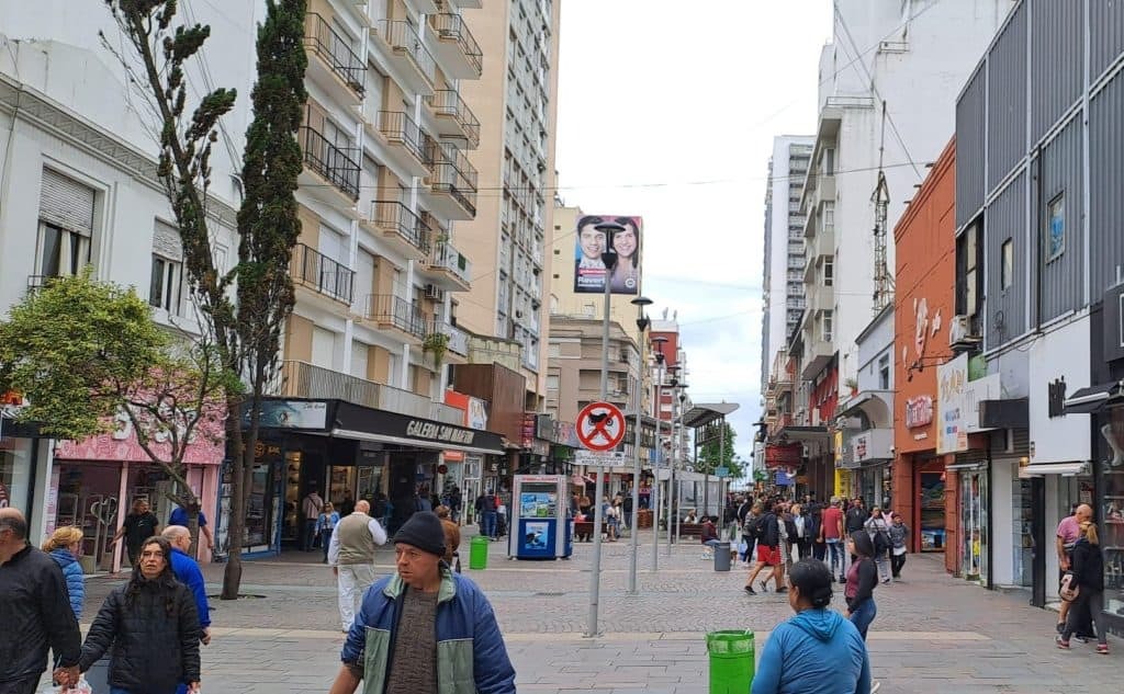 Mar del Plata quedó relegada en un ranking sobre las facilidades para abrir comercios.